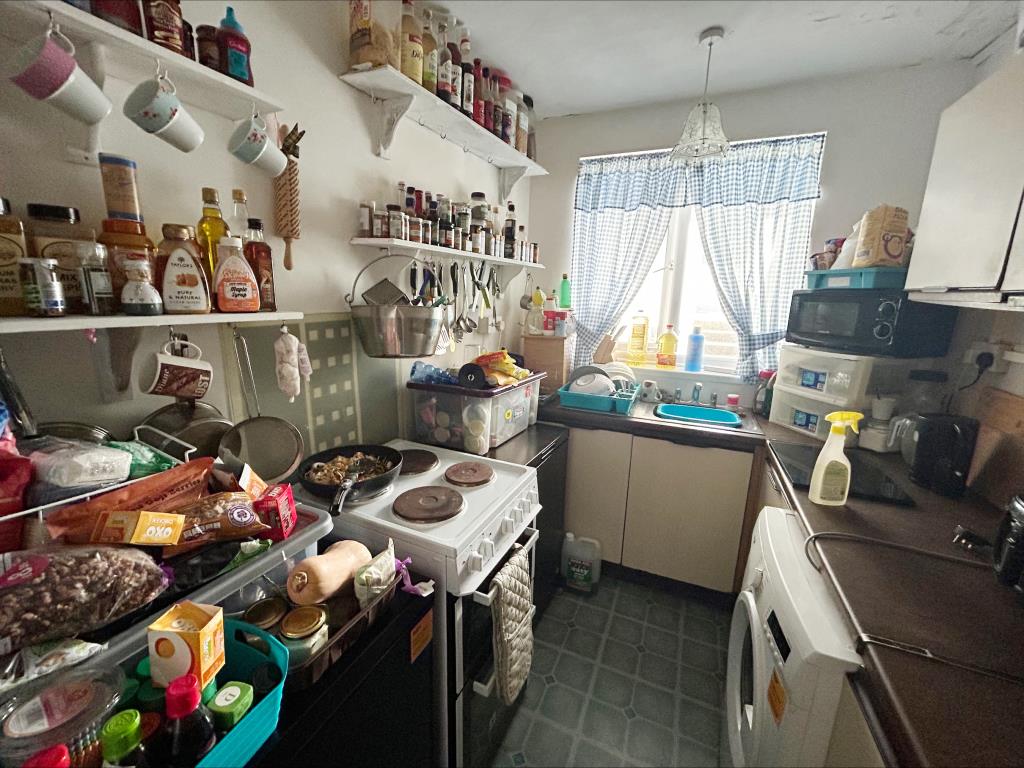 Lot: 159 - FREEHOLD RESIDENTIAL INVESTMENT - Flat D Kitchen